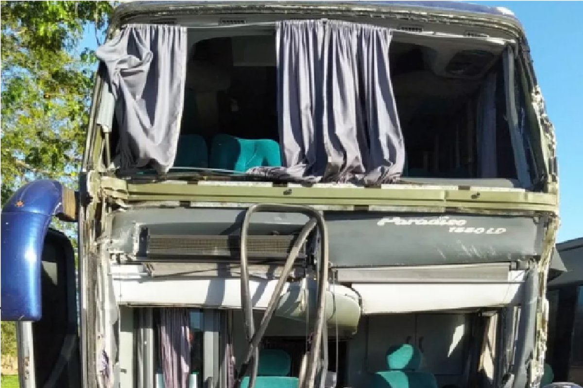 Duas pessoas ficam feridas em acidente na BR-242, próximo ao município de Barreiras (BA)