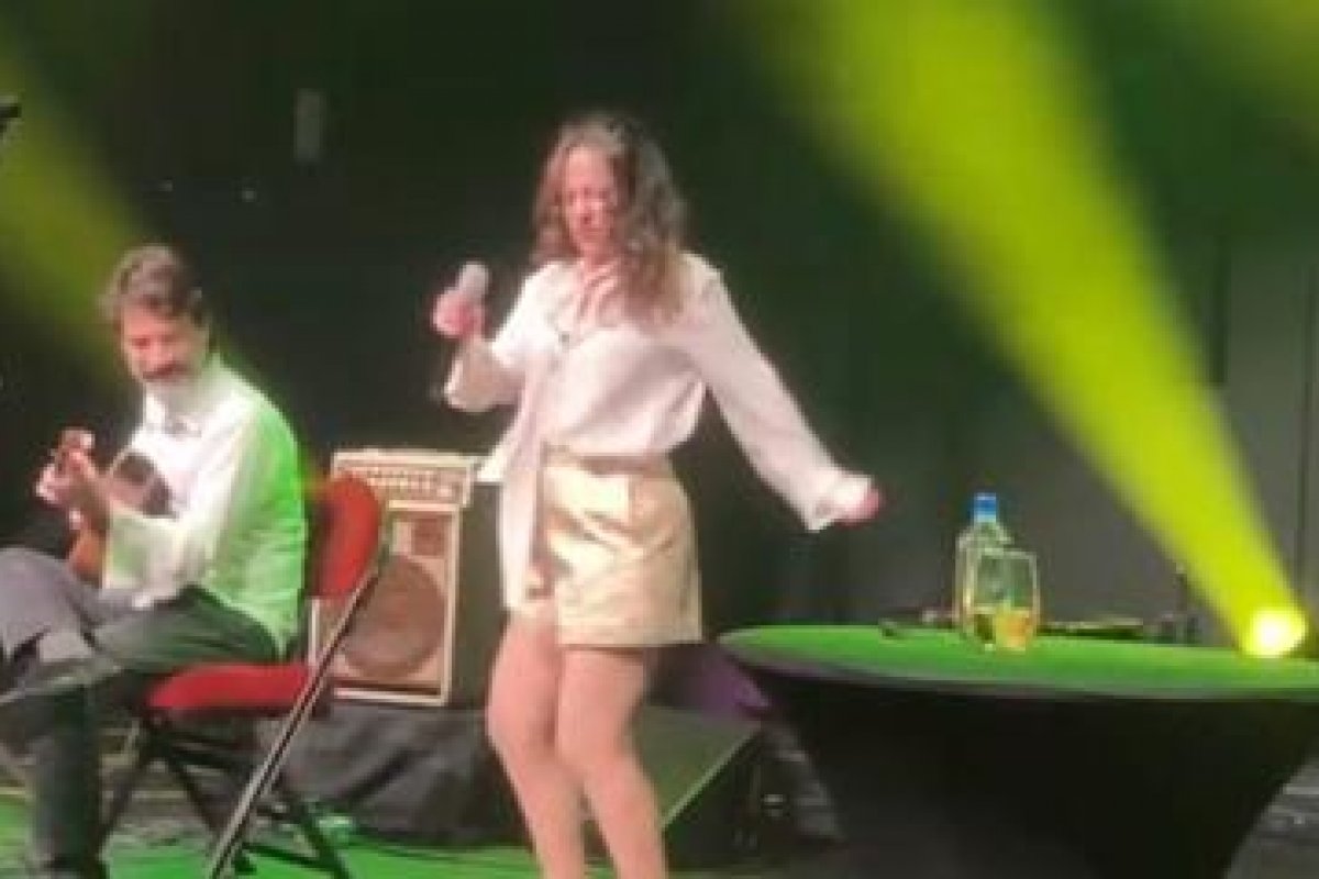 Vídeo: Bebel Gilberto pisoteia em bandeira do Brasil: "Acham que estou orgulha de ser brasileira ou não?"