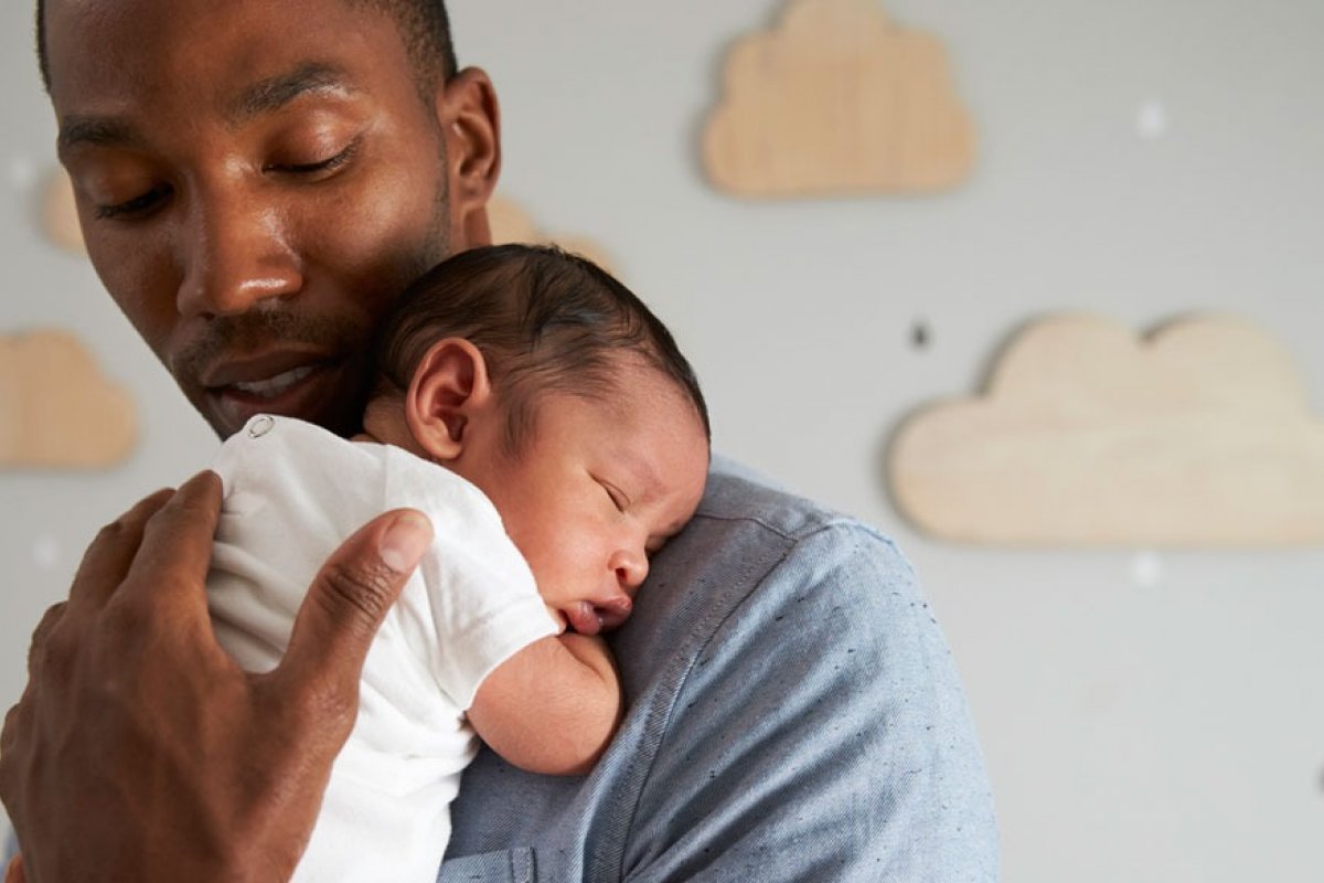 Pais brasileiros afirmam que os cuidados diários dos filhos devem ser divididos igualmente com as mães