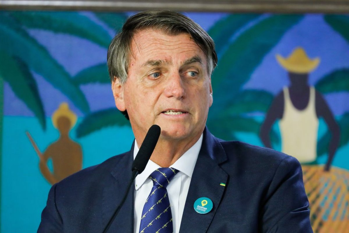 “Dois reais é, no mínimo, nosso alvo para reduzir a gasolina”, afirma Bolsonaro