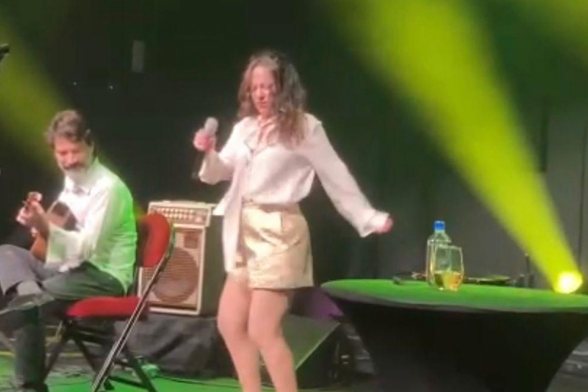 Bebel Gilberto se retrata por pisar na bandeira do Brasil em show nos EUA