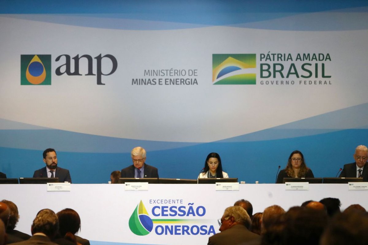 Petrobras e estatais chinesas arrematam maior bloco do Pré-Sal
