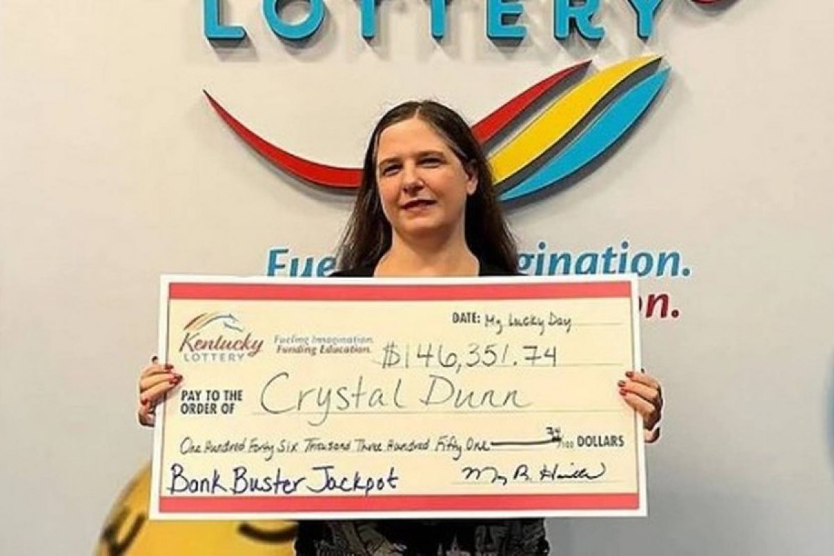 Mulher ganha R$ 800 mil na loteria e distribui parte do prêmio para desconhecidos nos EUA