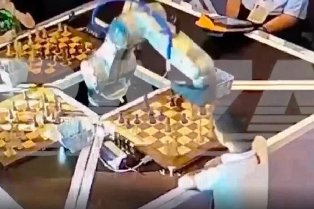 Robô jogador de xadrez quebra dedo de menino em torneio na Rússia