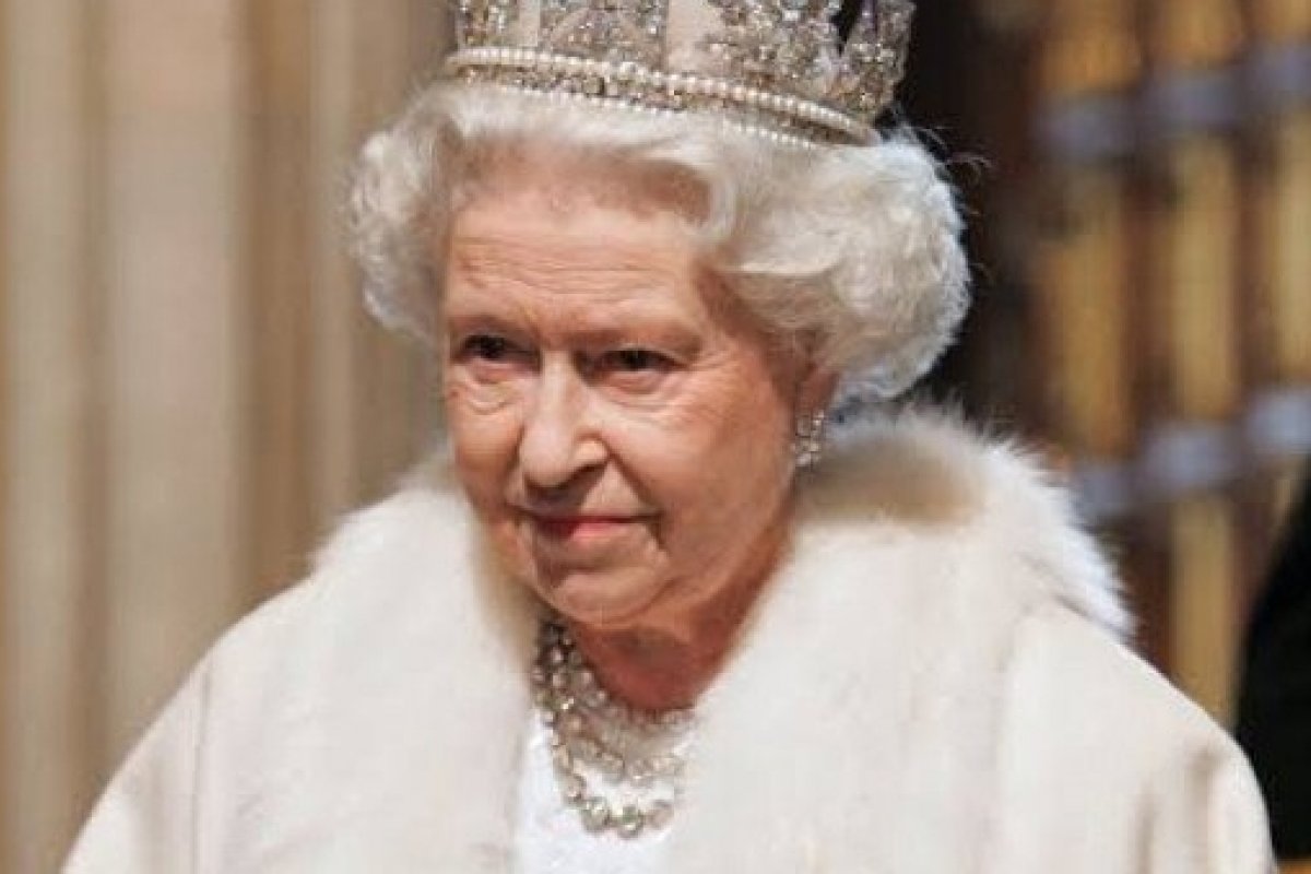 Rainha Elizabeth anuncia o fim da pele natural em seus futuros looks