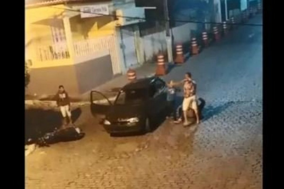 Funcionário de prefeitura é flagrado ao agredir casal após briga de trânsito em Piritiba, na Bahia