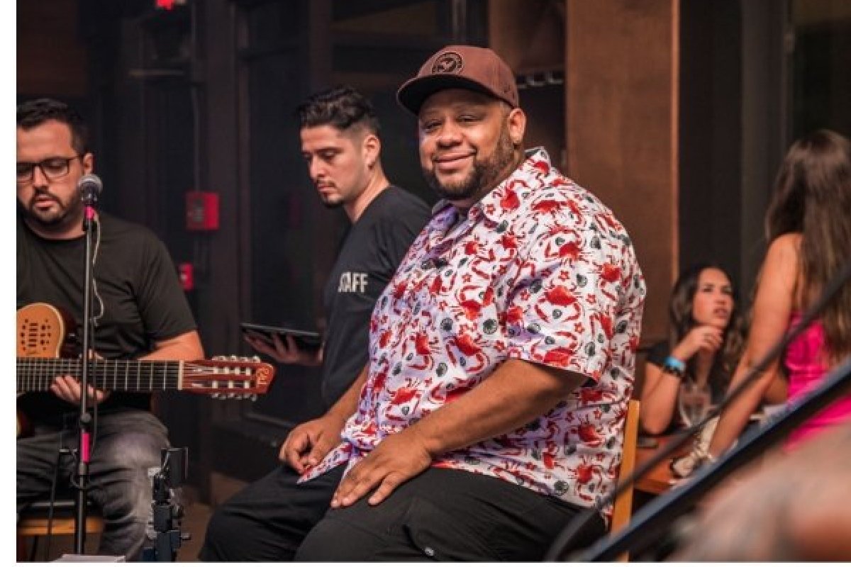 Do Brasil para o Mundo: Artista brasileiro faz sucesso cantando samba nos EUA!