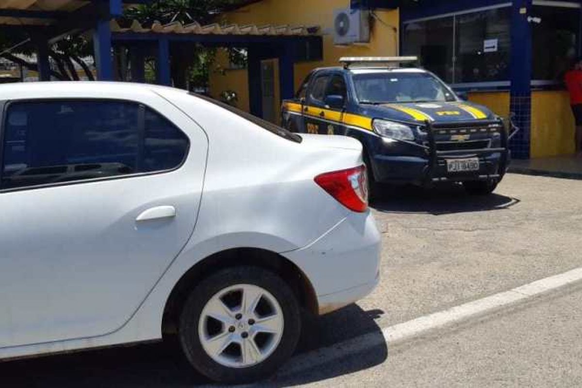 Veículo roubado é recuperado pela PRF em Feira de Santana
