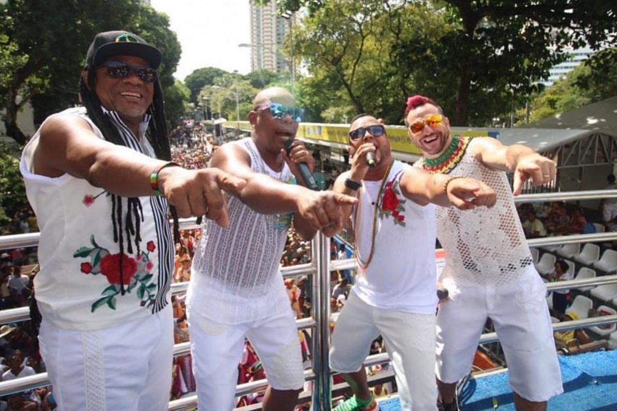 Olodum se apresenta em show com o objetivo de transmitir culturas e raízes africanas