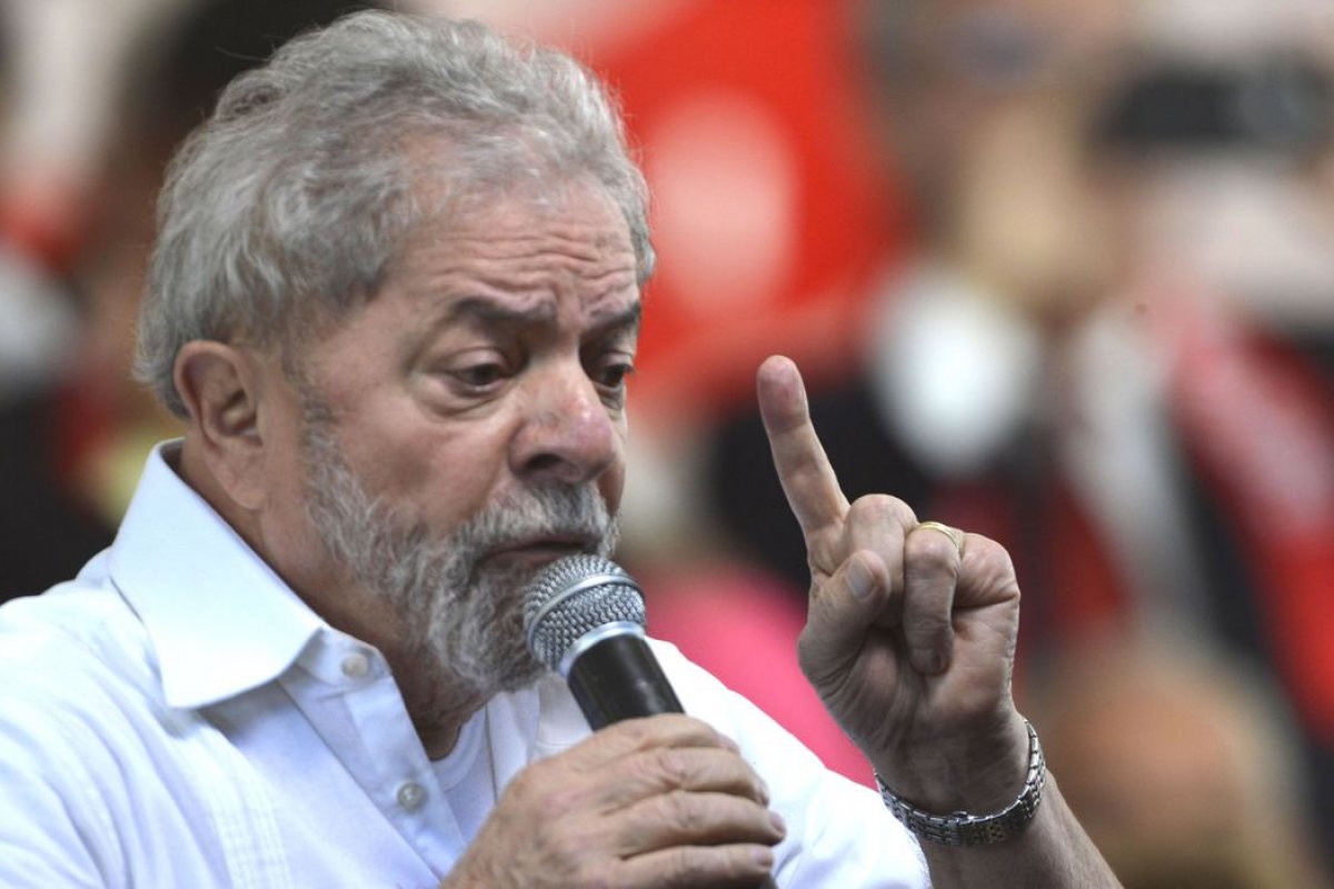 Lula promete recriar Bolsa Família e reajustar salário mínimo se eleito presidente
