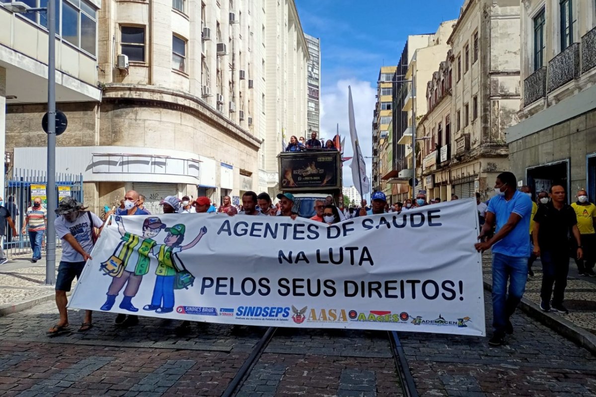 Agentes de saúde de Salvador protestam por pagamento de piso nacional