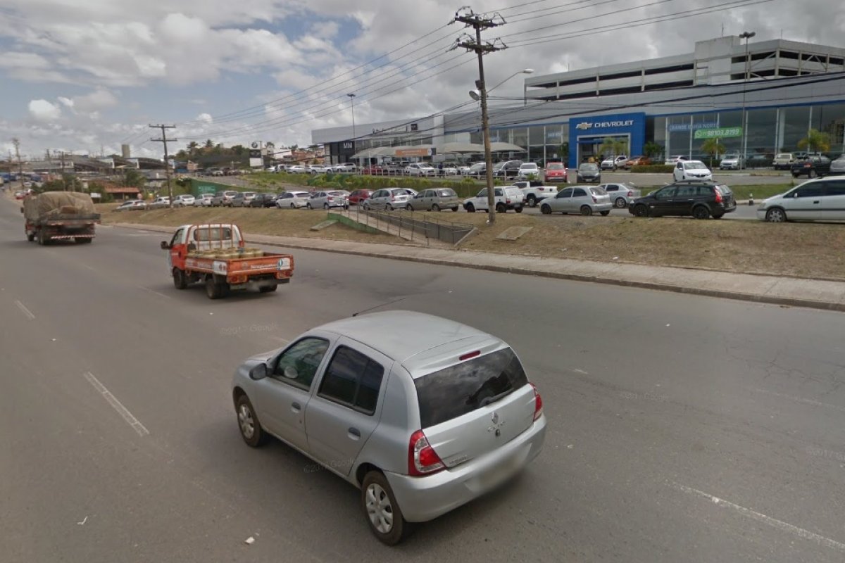 Acidente entre carro e moto deixa duas vítimas na Av. Paralela