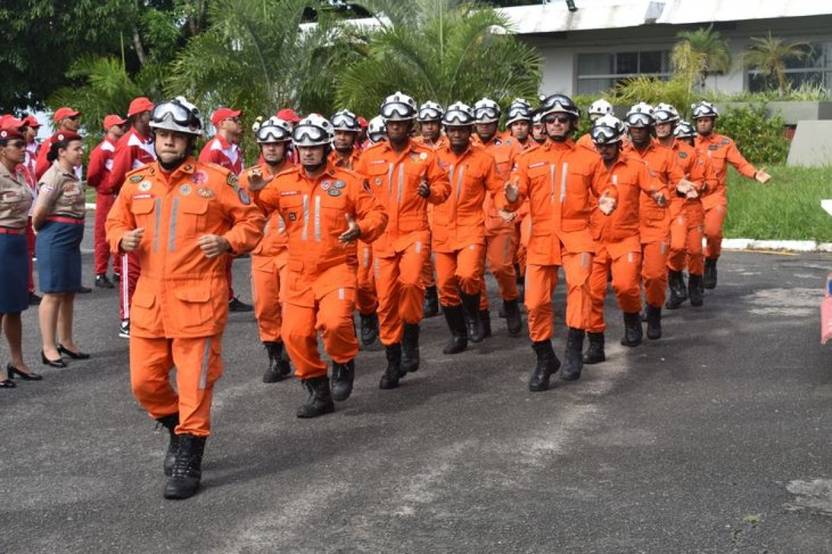 Vagas para bombeiro, atendente e cozinheiro são ofertadas nesta quinta (7) em Salvador