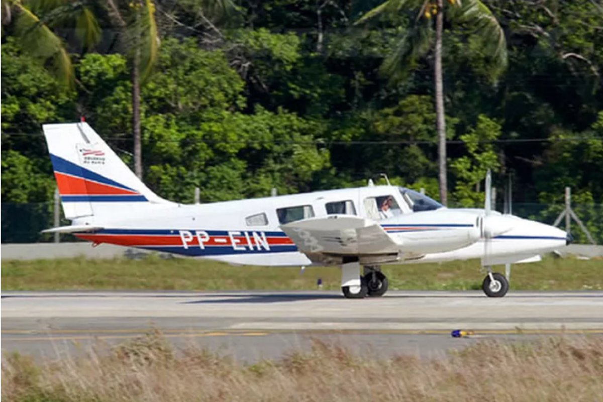 Bahia: avião da Casa Militar do Governador bate em vegetação após falha mecânica