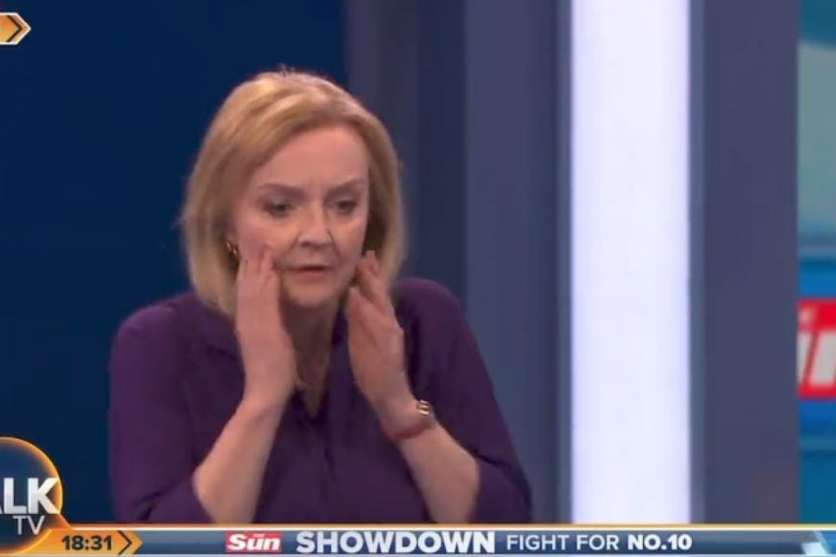 Vídeo: apresentadora desmaia ao vivo durante debate entre candidatos à sucessão de Boris Johnson