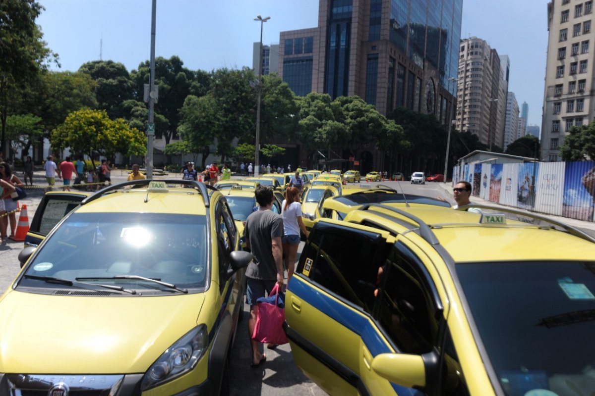 Ministério do Trabalho e Previdência define regras para auxílio de R$ 1 mil a taxistas