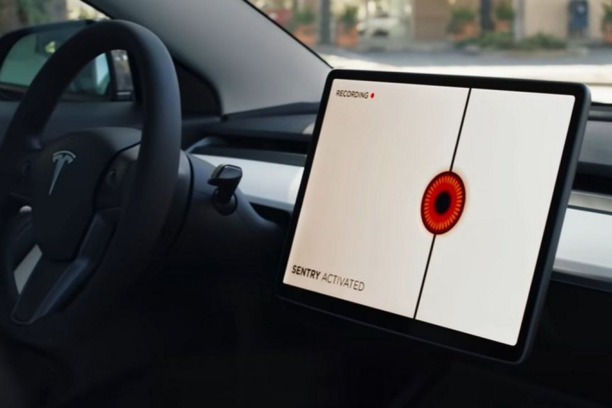 Motorista de um Tesla mata um motociclista enquanto usava o "Piloto Automático" do carro