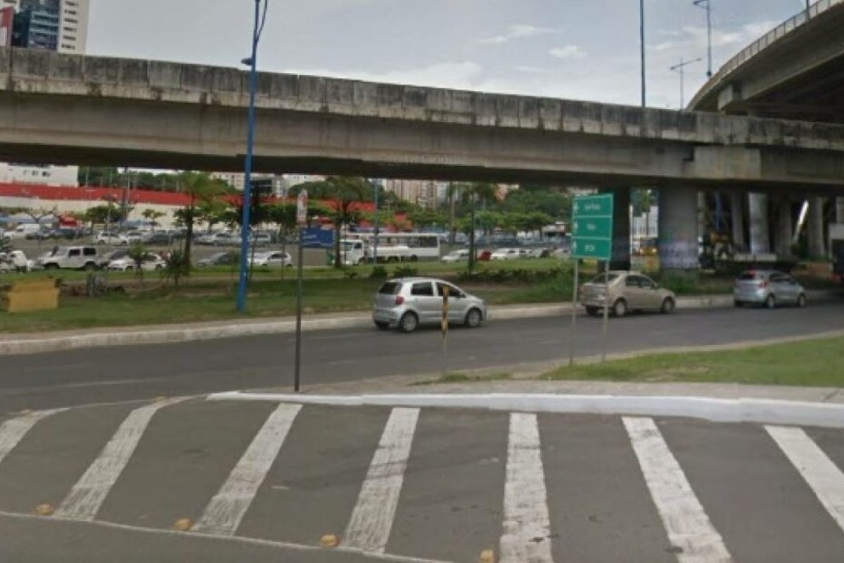 Homem é encontrado morto em canteiro central na Avenida ACM, em Salvador