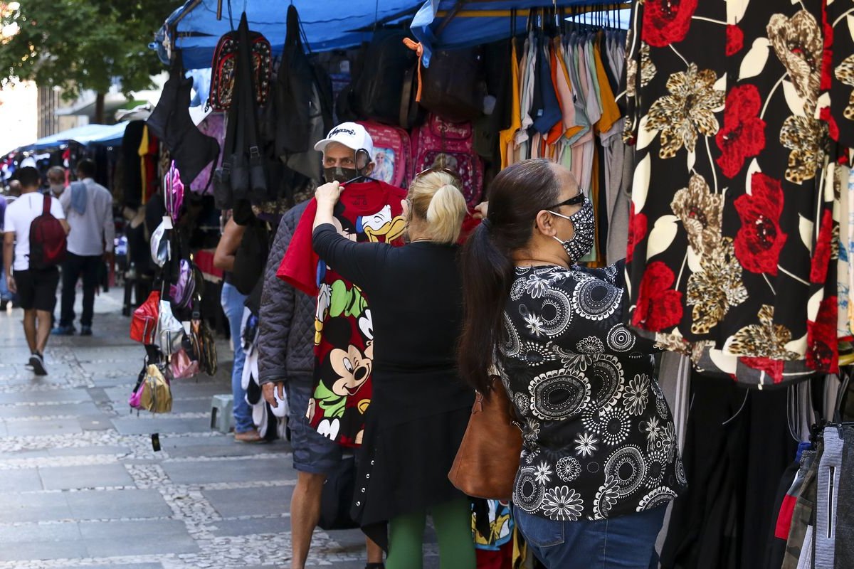 Confiança do comércio tem queda de 2,8 pontos em julho, diz FGV