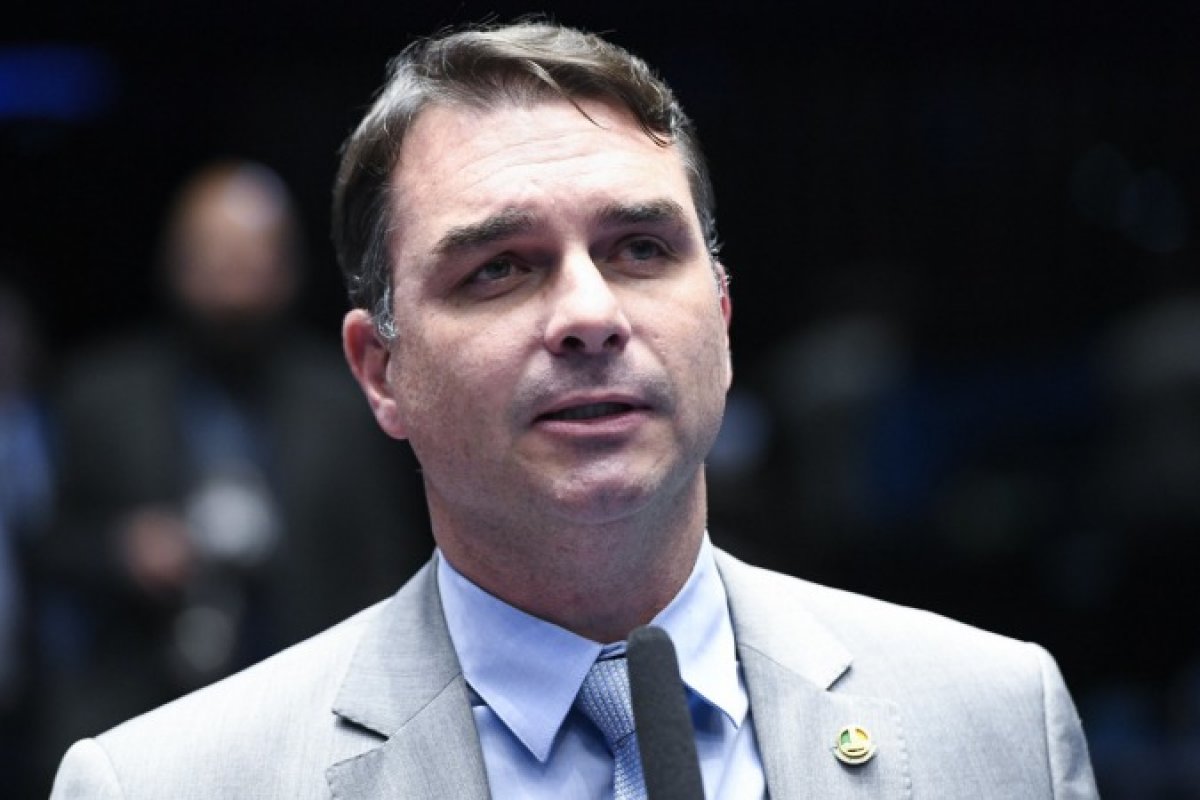 Flávio Bolsonaro diz não acreditar que Adélio Bispo agiu sozinho