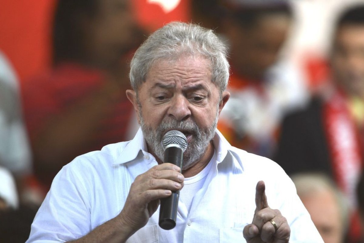 Lula dispara contra empresários: "não existe a palavra pobre"