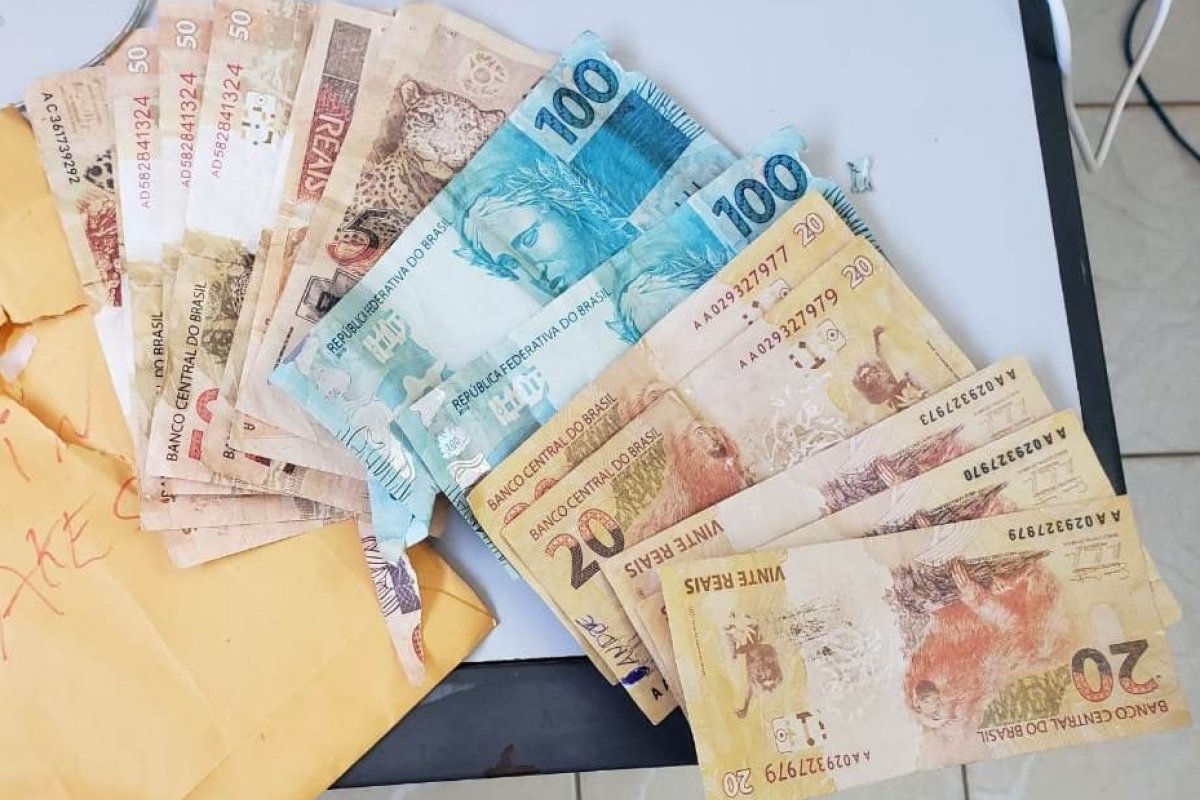 Homem é preso suspeito de vender notas falsas