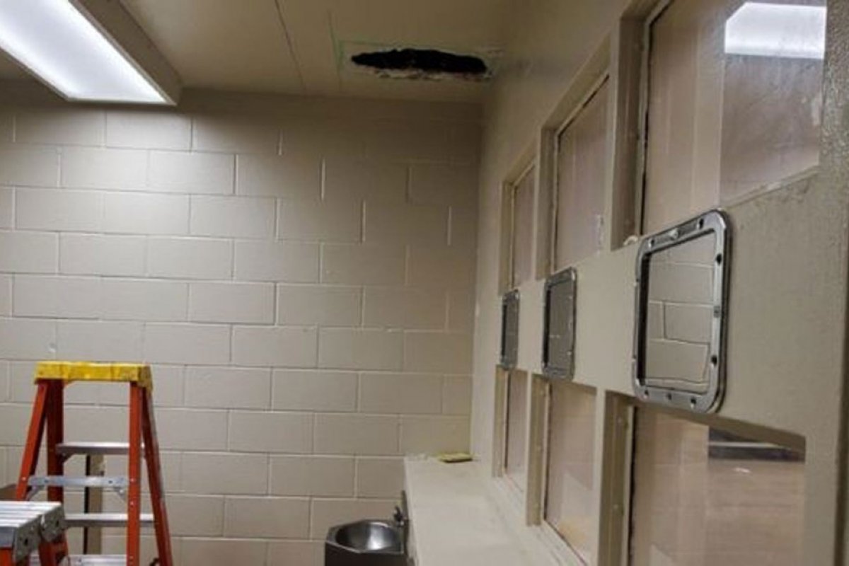 Dois prisioneiros escapam de prisão por um buraco de 56 cm