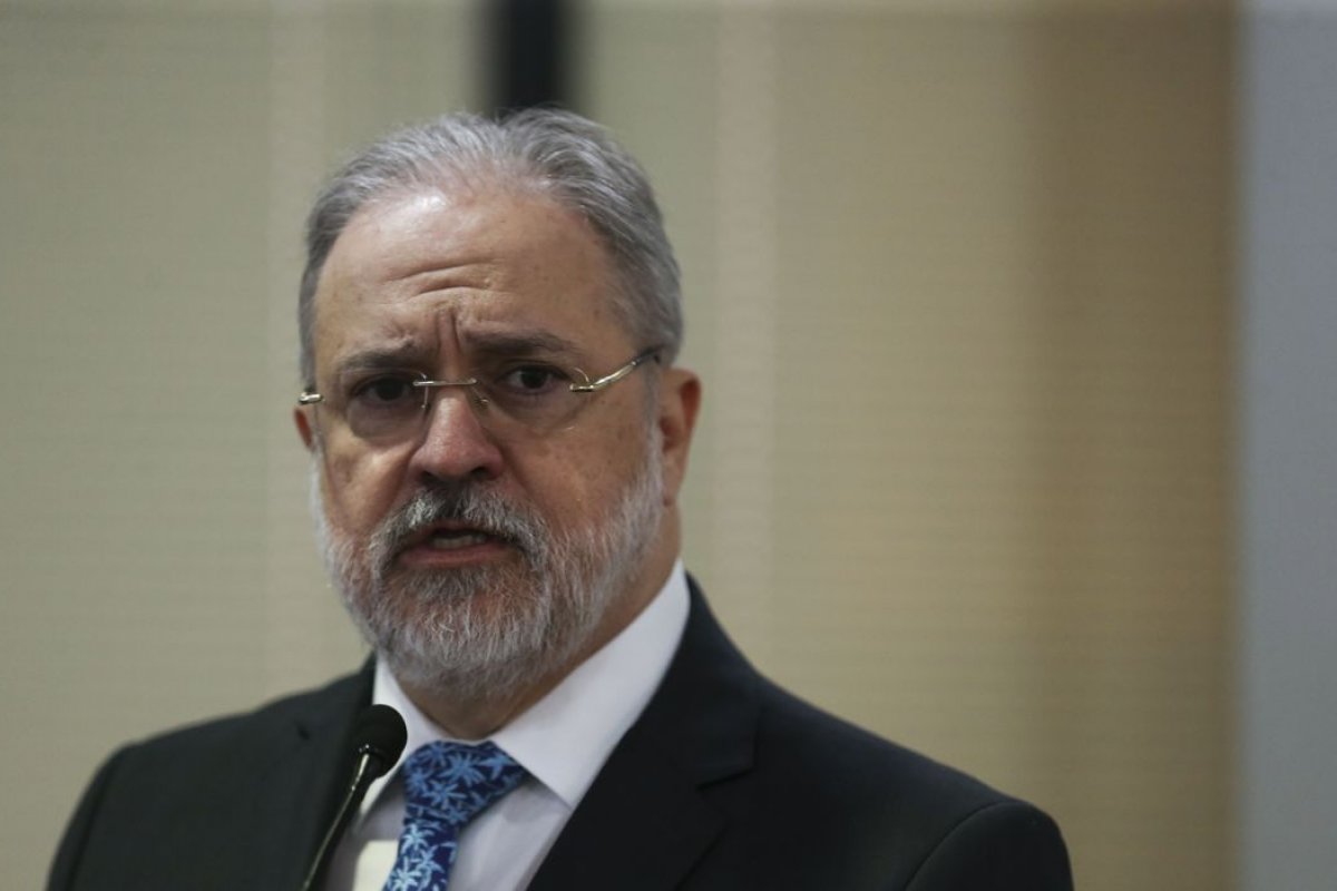 Oposição planeja dar entrada em impeachment contra Aras, afirma Renan Calheiros