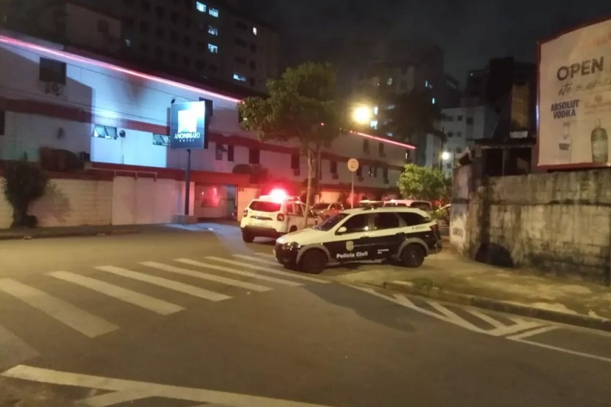 Casal em carro de luxo é sequestrado na porta de motel em SP