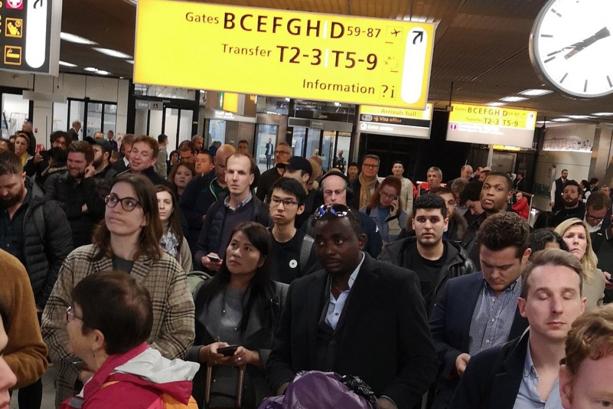 Alerta de sequestro é ativado por engano em avião no aeroporto de Amsterdã