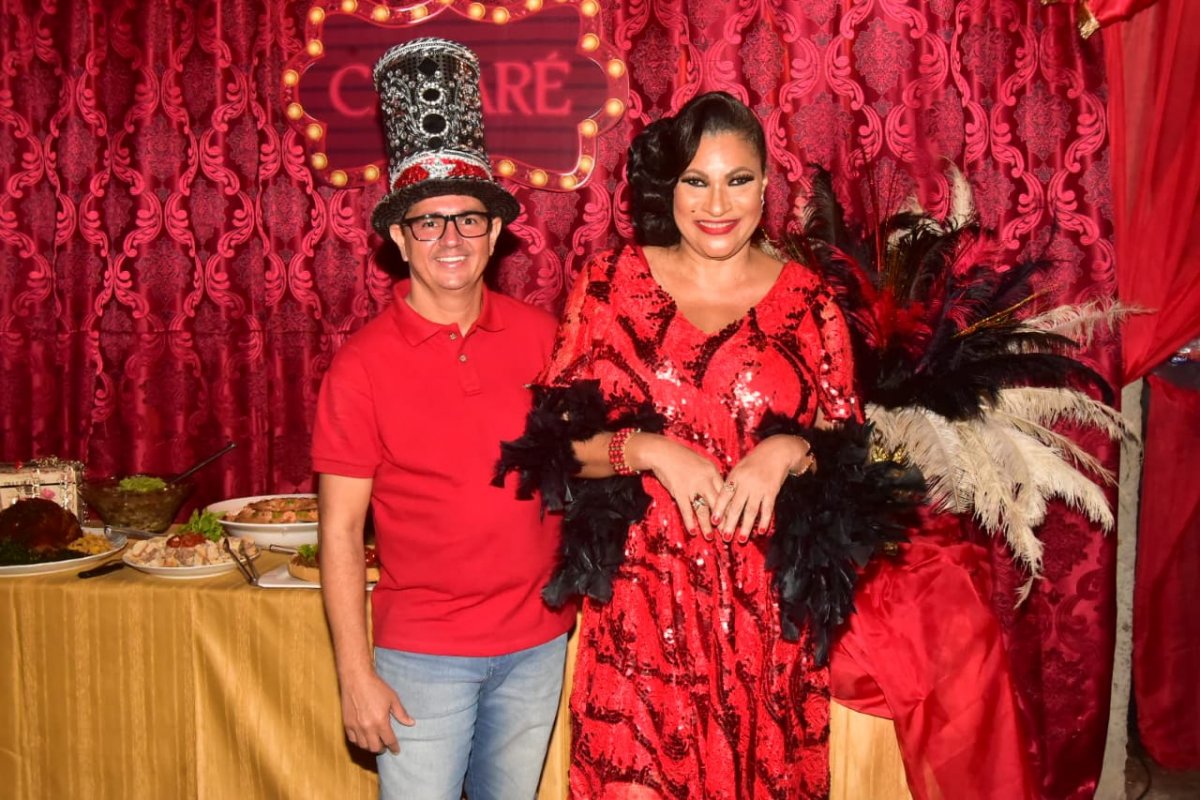 Promoter Marta Goes comemora aniversário em clima de Cabaré!