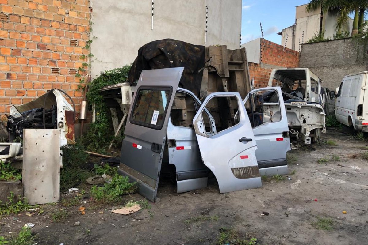 Homem é flagrado em oficina de desmanche em Feira de Santana (BA)