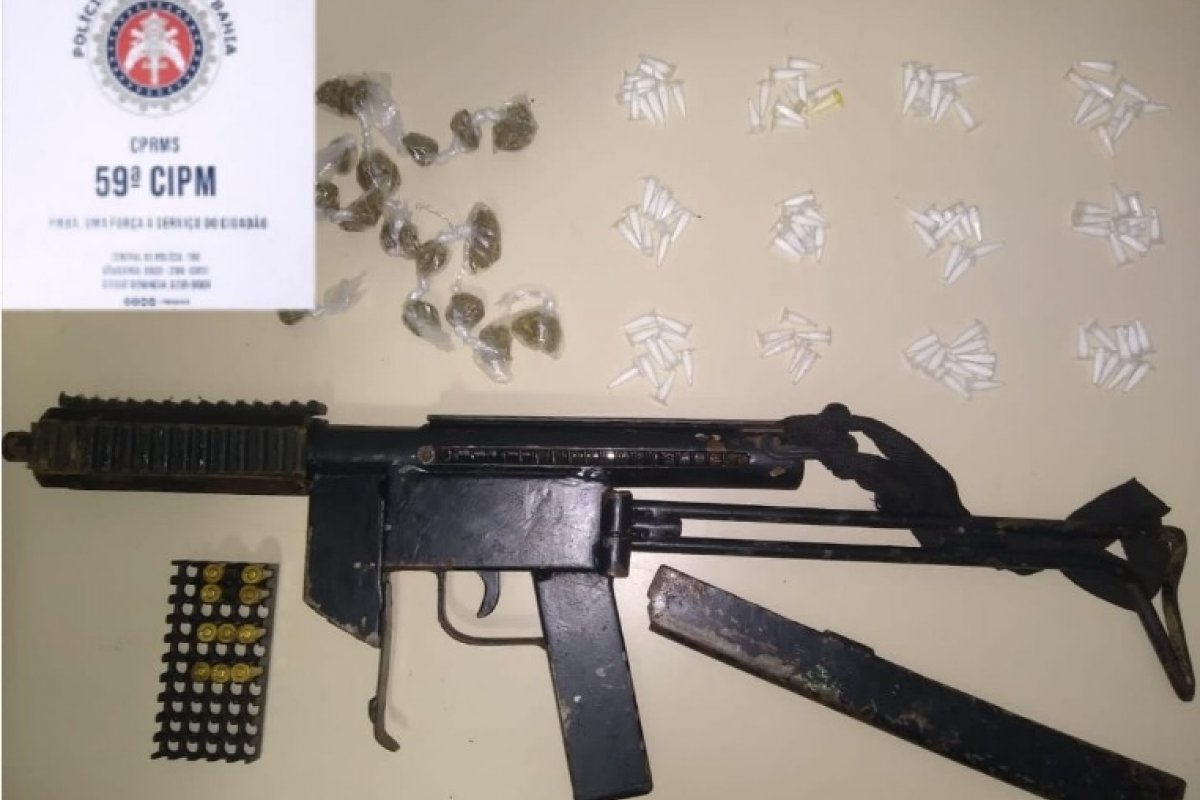 Metralhadora e drogas são apreendidas em Barra do Pojuca