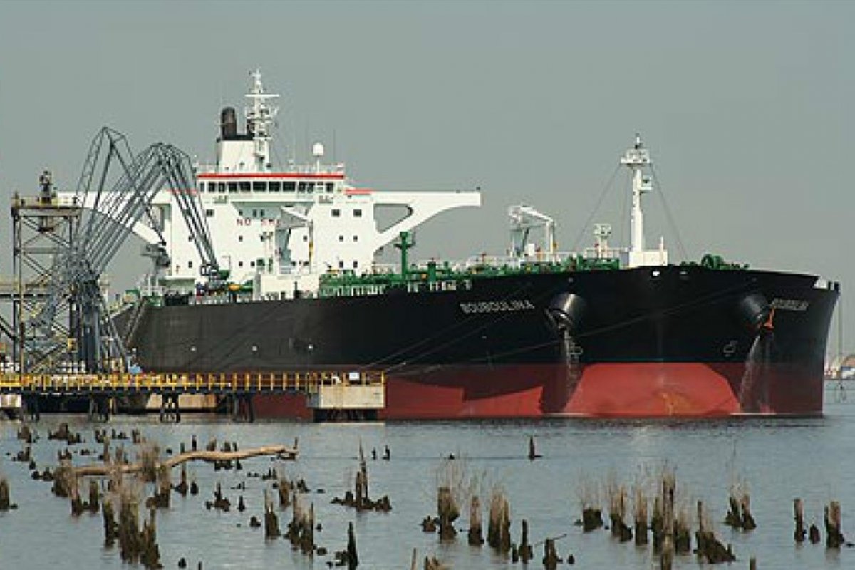 Pesquisadores revelam que mancha de óleo apareceu antes de passagem de navio grego