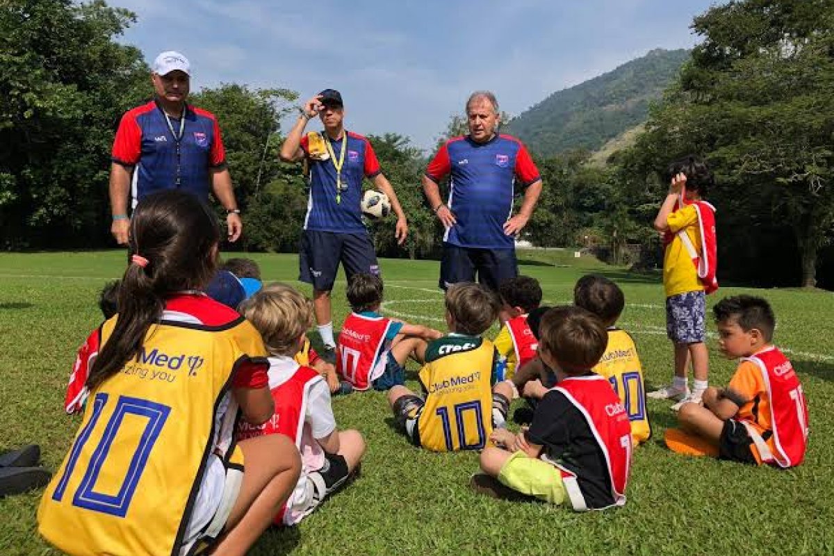 Falsos empresários deixam  22 atletas à míngua  após promessa de teste em clube de Zico!