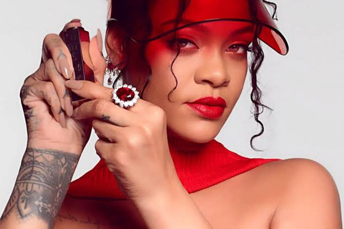 Rihanna anuncia marca de produtos para cabelos!