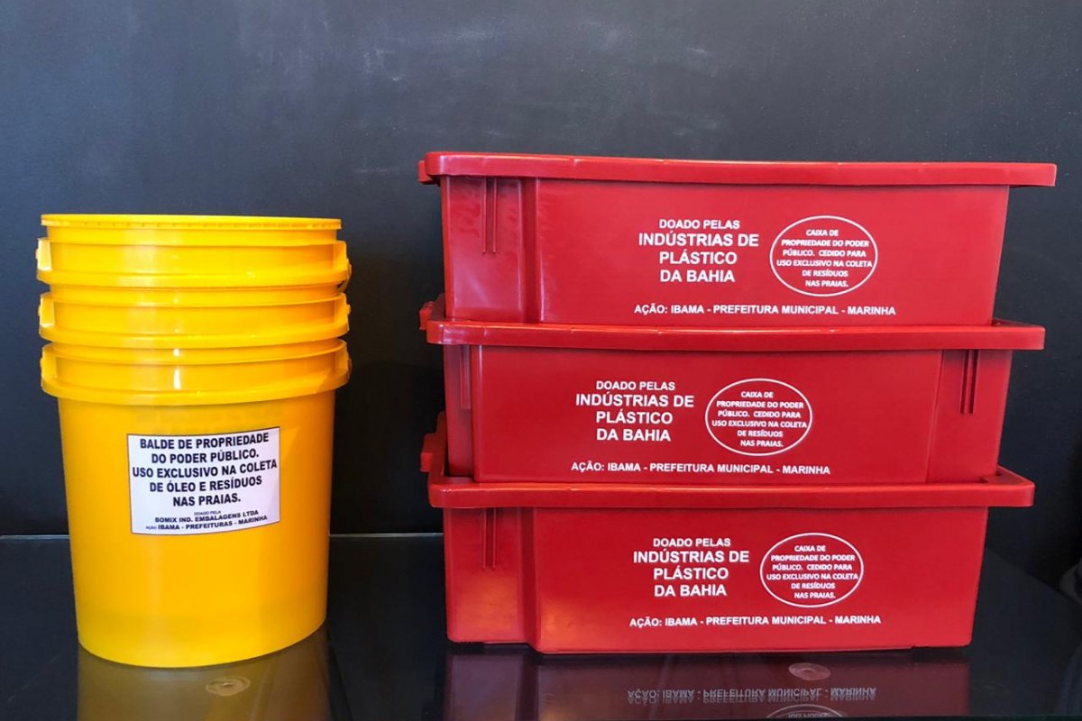 Empresas doam baldes e caixas para retirar óleo das praias baianas