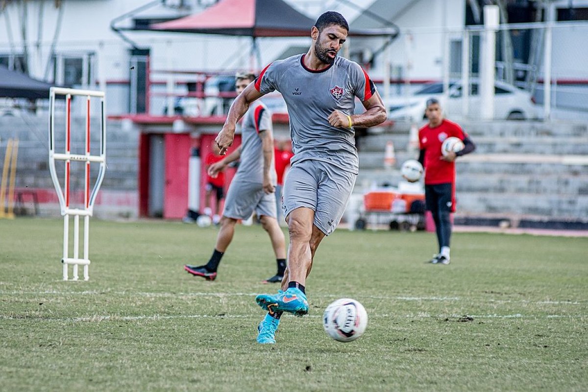 Com chance de entrar no G-8, Vitória encara ABC no Barradão