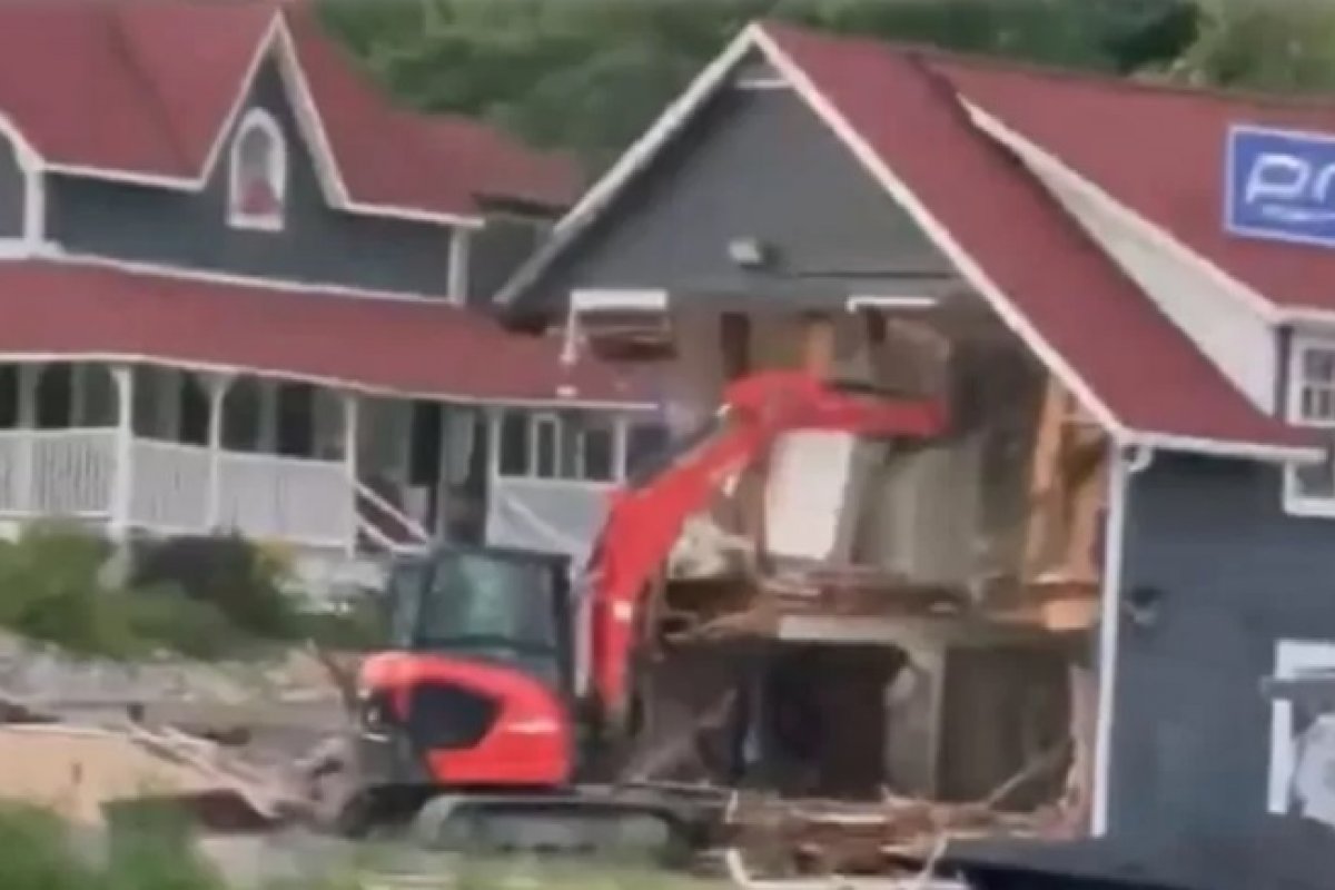 Vídeo: Funcionário demitido se revolta e destrói casas de luxo no Canadá