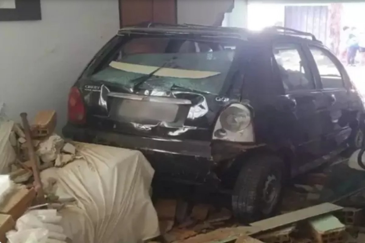 Homem atropela mãe e derruba muro de residência após perder controle de carro
