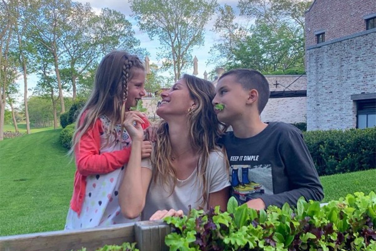 Ao lado dos filhos, Gisele Bündchen posta foto em horta para falar sobre meio ambiente