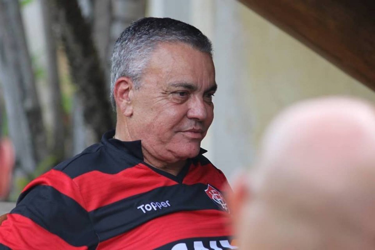 Presidente do Vitória passa mal e fará cateterismo