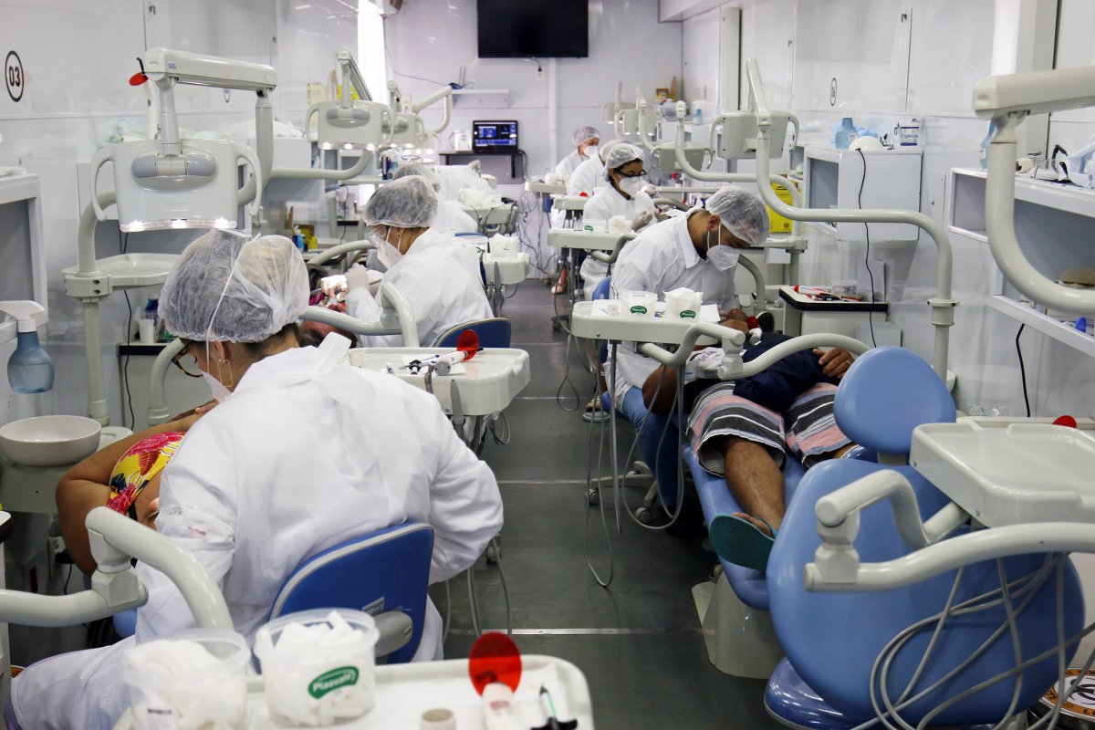 Média de mortes por Covid-19 segue estável no Brasil há duas semanas