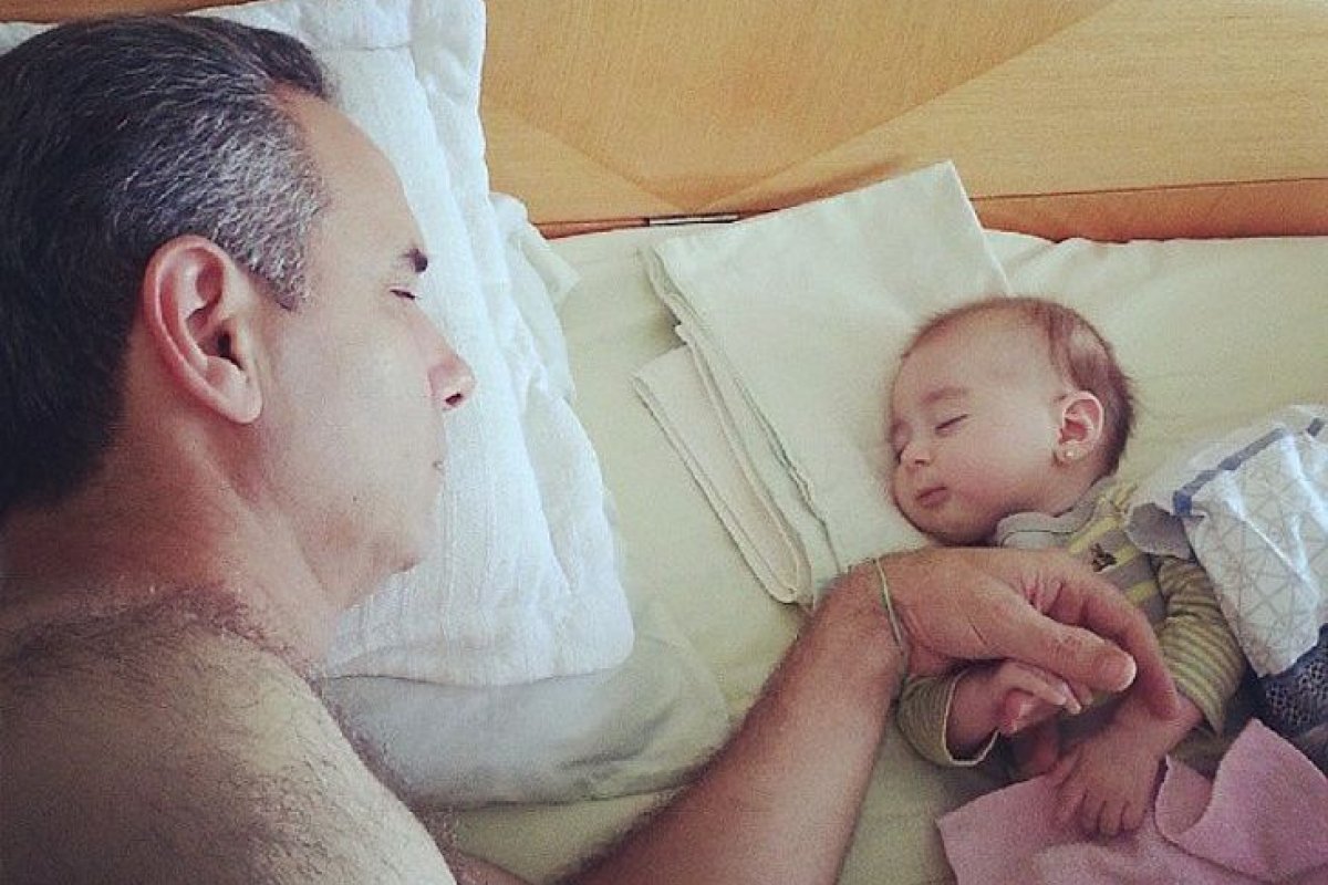 Paternidade tardia é uma realidade mas requer planejamento, explica especialista em Reprodução Humana