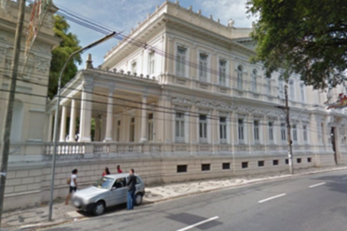 Adolescente morre após ser baleada no coração em tentativa de assalto no Centro de Salvador