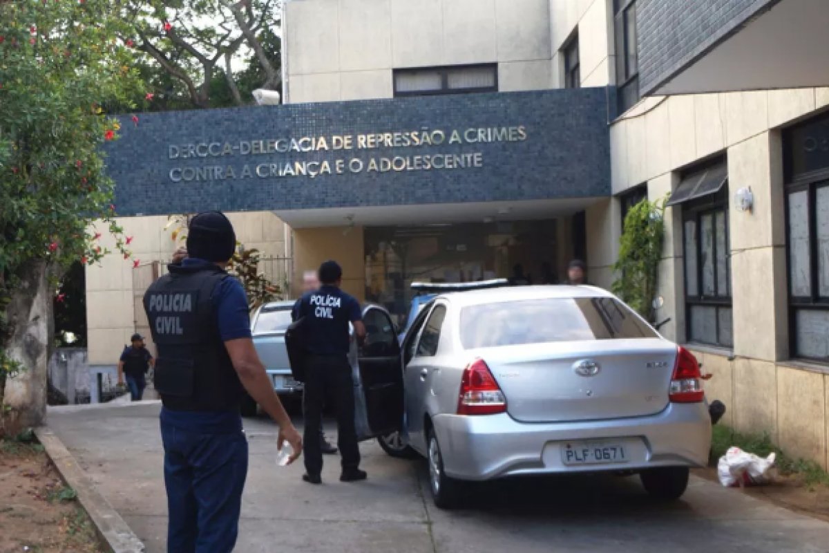 Menina de 16 anos volta para casa após passar um ano em cárcere privado em Salvador
