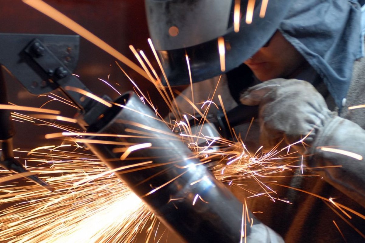 Produção industrial teve variação negativa de -0,4% em junho deste ano, diz IBGE