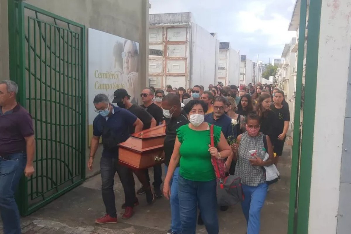 Corpo de adolescente morta com um tiro a caminho da escola é enterrado em Salvador