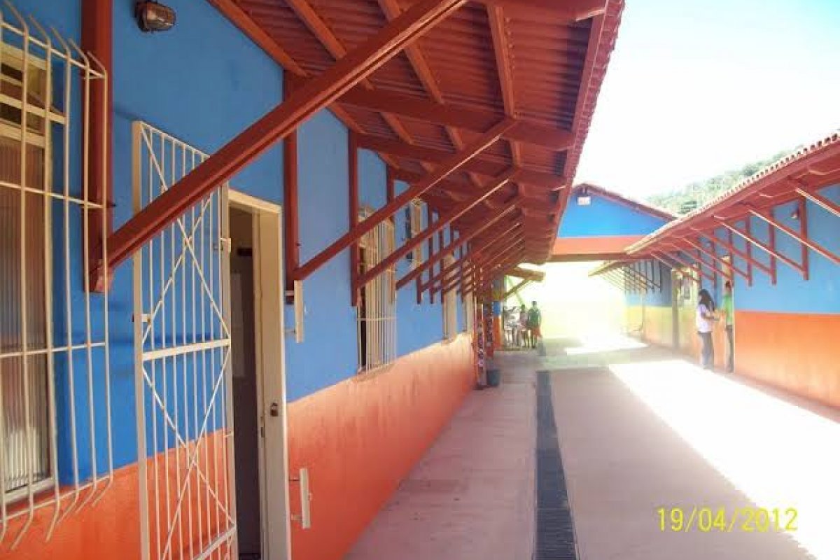 Homens invadem escola e atiram contra colegas