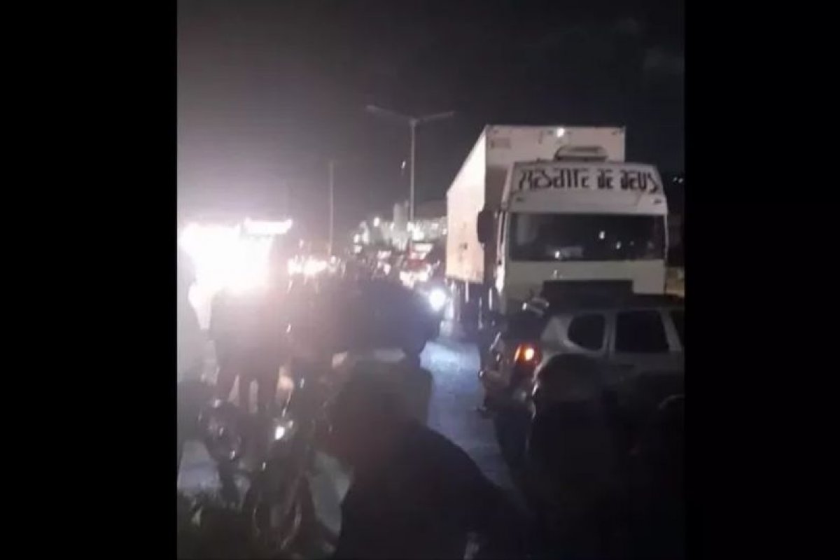 Acidente entre carro e carreta deixa feridos na BR-324, em Salvador